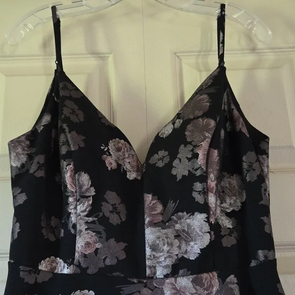 Black  (Junior's) Dress - Picture 2 of 7